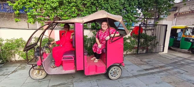 Jaipur Private City Tour with a Women-Driven E-Rickshaw Ride - How the day flows through Jaipur, from Hawa Mahal to Albert Hall