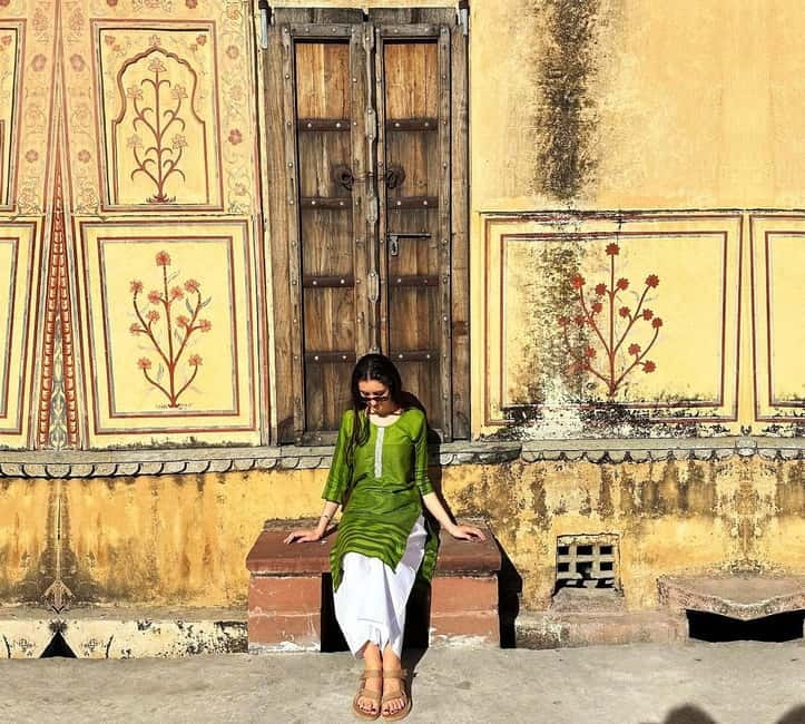 Jaipur: Private Tour for Instagram and Photography Lovers - City Palace and Gaitor Ki Chhatriyan: royal details and carved stone