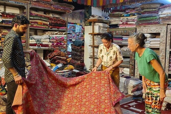 Jaipur Women Crafts and Shopping Tour - Stop 3: Ratnavali Arts, stones and metals in a manufacturer-style showroom