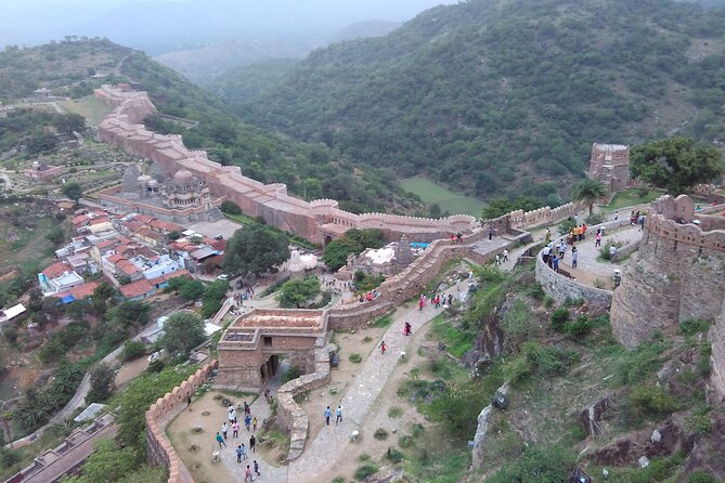 Jodhpur to Udaipur via Ranakpur Jain Temple & Kumbhalgarh Fort - The private air-conditioned ride through the Aravalli Hills