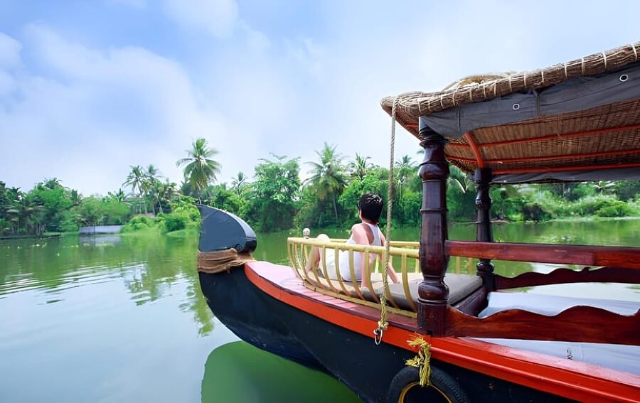 Kerala: Alappuzha River Cruise with Village Walk - Gliding through canals and toward Vembanad for big-water views