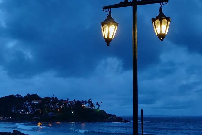 Kerala premium private tour for 7 nights 8 days with houseboat - Day-by-day guide: from Munnar waterfalls to Trivandrum temple area