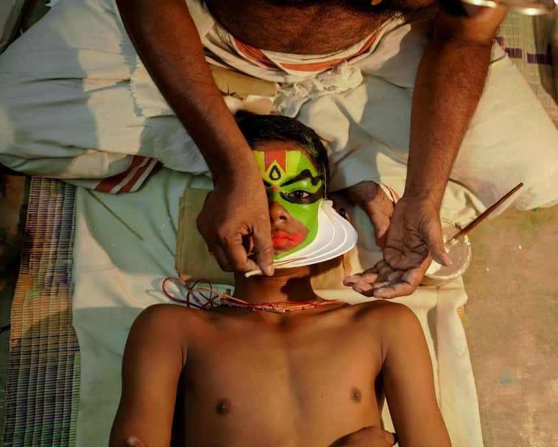 Kochi: Kathakali, Theyyam, and Kalaripayattu Evening Show - Kalaripayattu (Kalari) live show, speed, weapons, and discipline