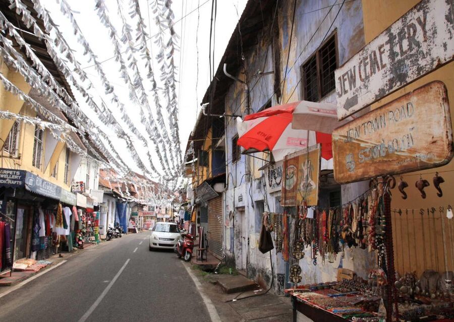 Kochi: Local Street Food Guided Walking Tour with Tastings - Old Lanes and the Oldest Food Shops: The Kochi Street Food Atmosphere