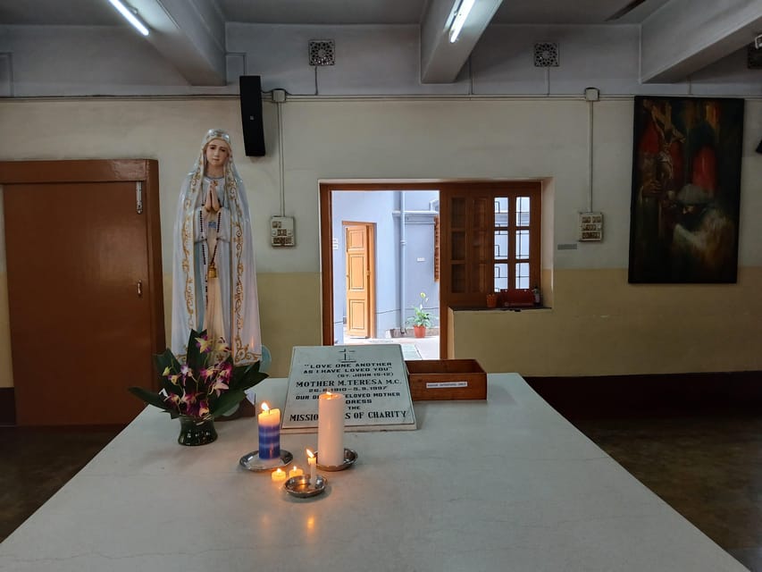 Kolkata Morning Culture Tour- Chasing The Sun - Public bus commute to Mother Teresa’s House, then a quieter reset