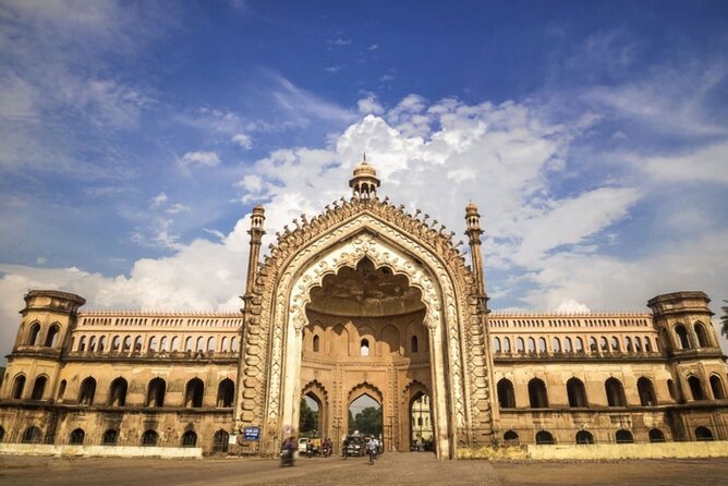 Lucknow tour in one day - Private & guided tour - Stop 1: Bara Imambara, Asfi Imambara and the Weight of 1784