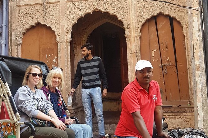 Luxury Rickshaw Tour of Old Delhi - Food tasting and bottled water: practical inclusions that keep you comfortable