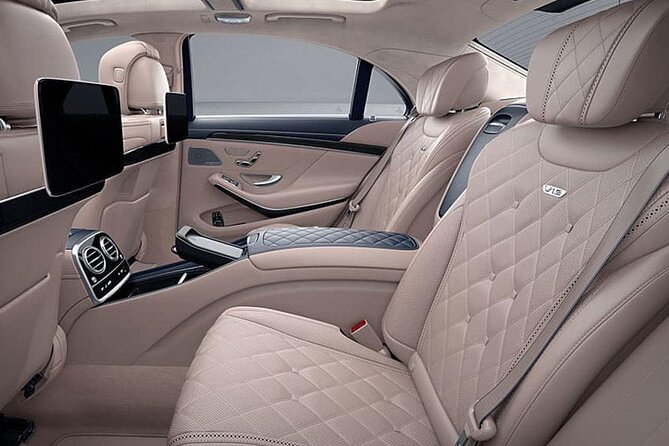 Luxury Taj Mahal Tour by Mercedes - BMW - Audi - Getting into Taj Mahal mode by 10:00 AM, and the light advantage