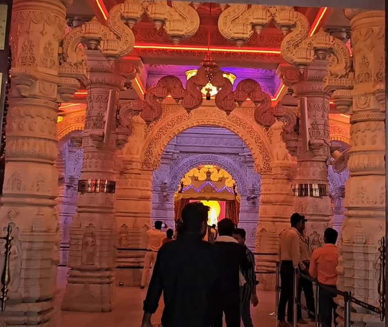 Magical Mathura Vrindavan Tour: Krishna's Homeland - Dwarkadhish Temple: serene architecture work during your mid-morning slot