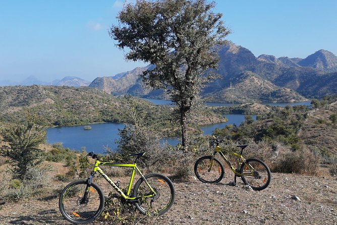 Morning Bike Tour of Udaipur - Bahubali Hills: the viewpoint moment over Badi Lake