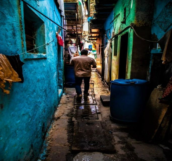 Mumbai: Dharavi Slum Slumdog Millionaire Tour with a Local - Dharavi in one walk: why it feels like a city