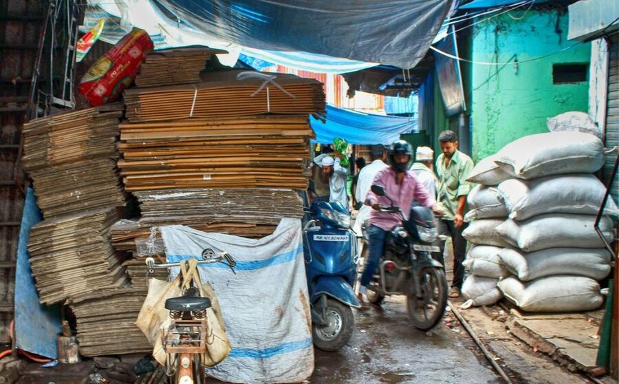 Mumbai: Dharavi Slum Slumdog Millionaire Tour with a Local - Walking the narrow alleys: what the route feels like