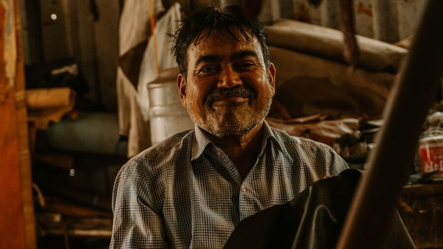 Mumbai: Dharavi Slum Walking Tour by First Female Tour Guide - Finding your start point at Third Wave Coffee