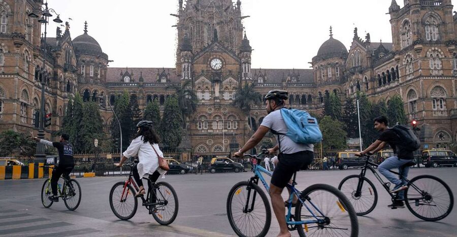 Mumbai: Early Morning Bicycle Tour - Sassoon Docks, a working port atmosphere instead of a staged view