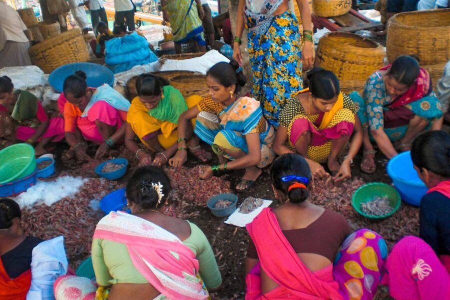 Mumbai: Early Morning Bicycle Tour - Returning toward Cusrow Baug and the short walk to Madras Cafe