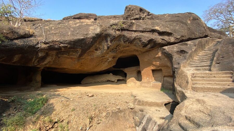 Mumbai: Kanheri Caves and The Golden Pagoda Temple - What to watch for inside the caves (beyond the main highlights)
