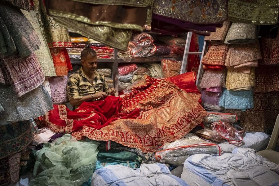 Mumbai: Local Markets & Temples Tour - Mangaldas Market: the indoor textile world locals actually use