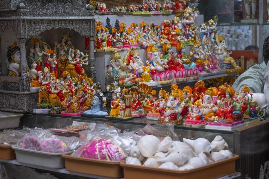 Mumbai: Local Markets & Temples Tour - Flower Alley and old bazaar lanes: seeing the city between the anchors