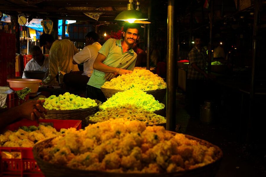 Mumbai: Local Transport & Dabbawallah Tour - Dadar Flower Market: sensory overload in the best way