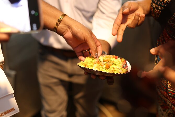 Mumbai Street Food and Evening Bazaar Tour - Bhuleshwar Bazaar lanes and a Jain temple pause
