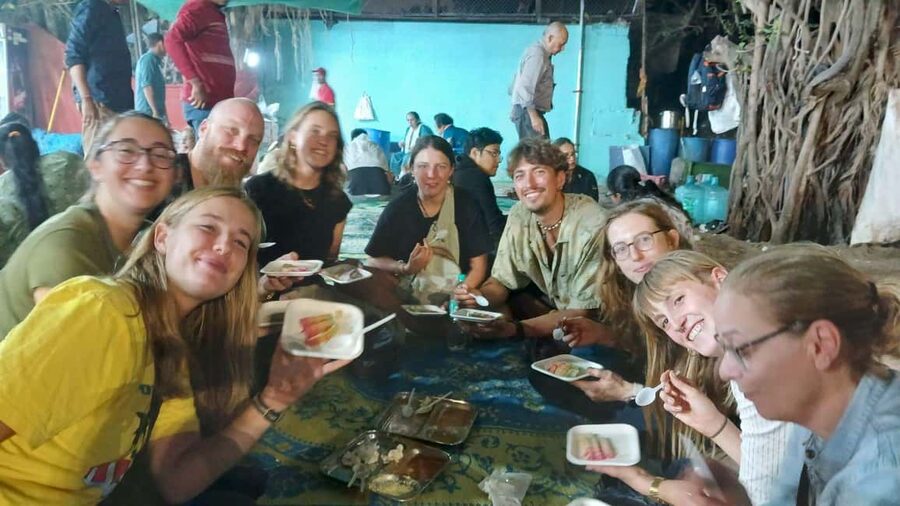 Mumbai Street Food Tour with Evening Bazaar Walk - A street-food route that starts with Chowpatty sunset