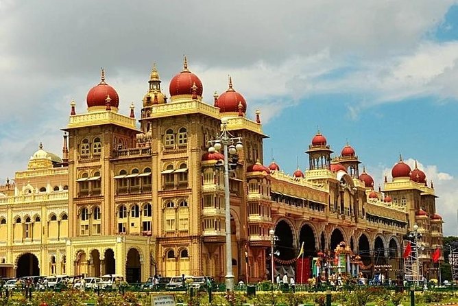 (Mysuru) Mysore Day Out - A Royal Experience Private Tour from Bangalore - Chamundi Hills legend and the Devaraja Market quick hits