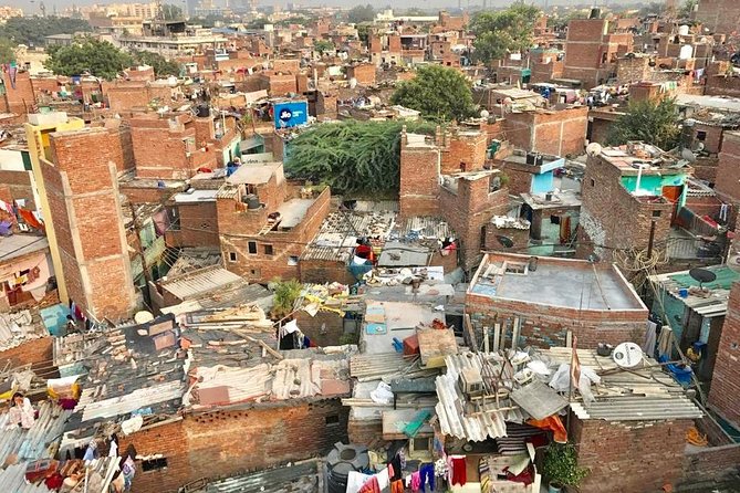 New Delhi: Sanjay Colony Slum Tour with Locals - Stop 1 at the Metro gate: meeting your guide and setting the tone