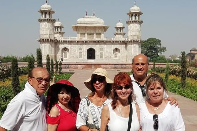 Old and New Delhi Delights Food, Culture and Heritage Tour - Gurudwara Bangla Sahib: A Quiet Reset in the Middle of the Day