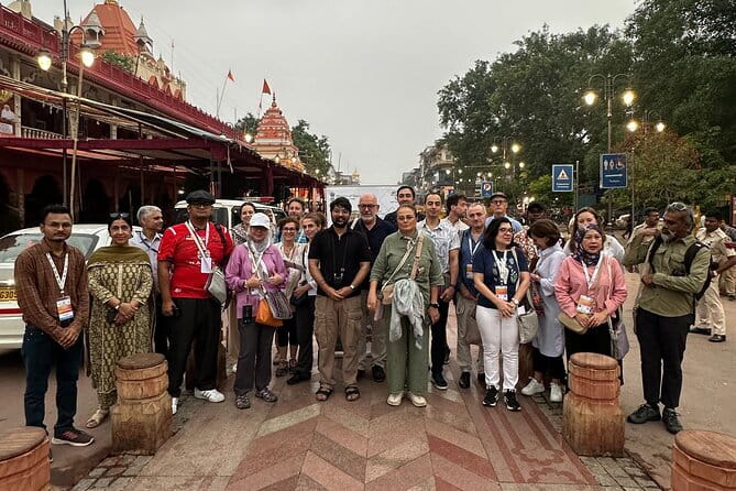 Old Delhi Walking Tour: Food, Culture & Spice Bazaars - Naughara, Row of Nine Houses: a calmer Jain stop for photos and breathing room