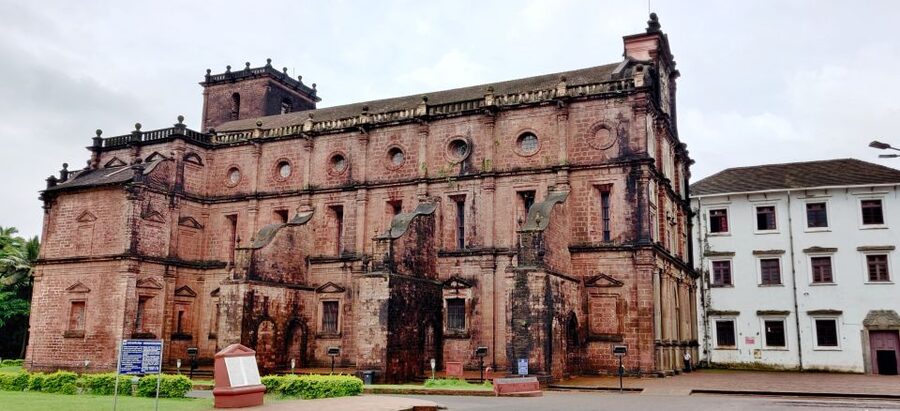 Old Goa: Walking Tour of Heritage Churches - Passing Old Goa ruins and walking toward Se Cathedral