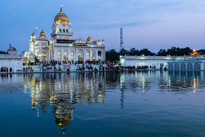 Old & New Delhi Tour : Monuments , Rickshaw Ride & Local Heritage - Gurudwara Bangla Sahib and the comfort of quiet spaces