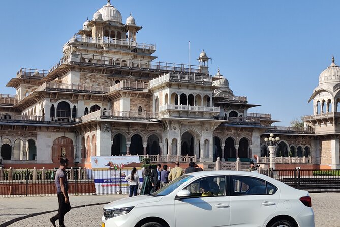 One Day Private Tour of Jaipur with Guide - Stop 1: Hawa Mahal and its honeycomb facade
