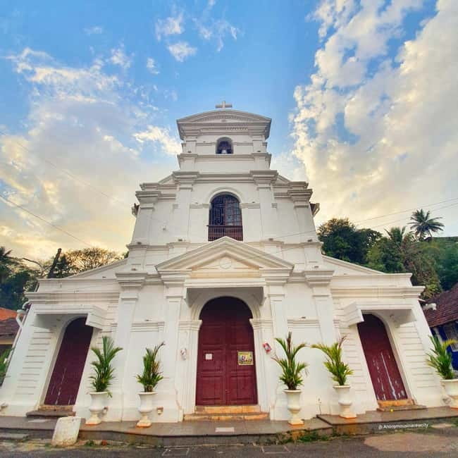 Panaji: Heritage Walking Tour in Fontainhas Latin Quarter - Finding your bearings at MO’s Cafe, behind Panjim’s Post Office