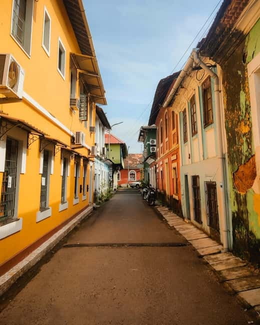 Panaji: Heritage Walking Tour in Fontainhas Latin Quarter - Fontainhas lanes, chapels, bars, and why the buildings are so colorful