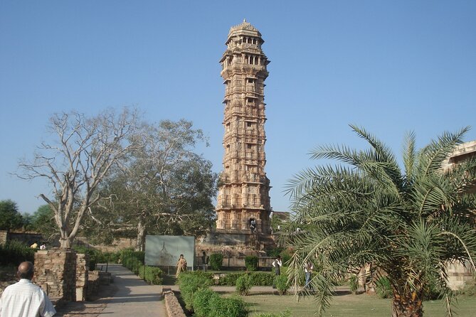 Private Chittorgarh Day Trip from Udaipur with Optional Guide - Morning Pickup From Udaipur and the Road to Chittorgarh