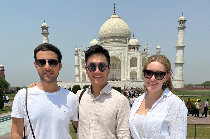 Private Day Tour to Taj Mahal and Agra fort from Delhi - The best kind of photo support: moving through crowds smarter