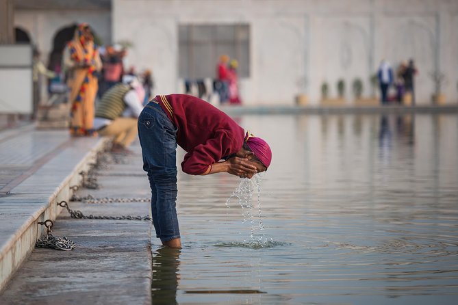 Private Delhi Temples and Spiritual Sites 6 Hours Tour - Digambar Jain Temple: Quiet Space and a Bird Hospital Twist