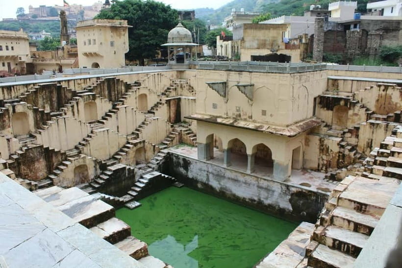 Private Full-Day Jaipur Guided Tour with Monkey Temple - Gaitor Ki Chhatriyan and City Palace: monuments that explain power and family