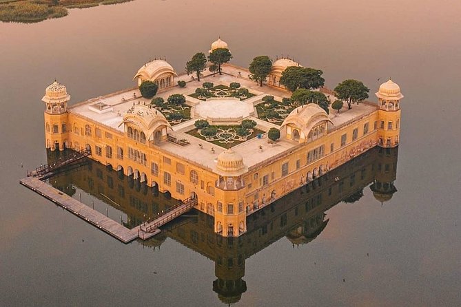 Private Full Day Jaipur Sightseeing Tour By Tuk Tuk - City Palace and old-city style: Mughal and Rajput in one area
