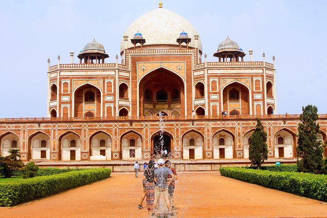 Private Full or Half Day Old and New Delhi City Tour - Bangla Sahib, India Gate, and Rashtrapati Bhavan: Delhi’s sacred and political pulse