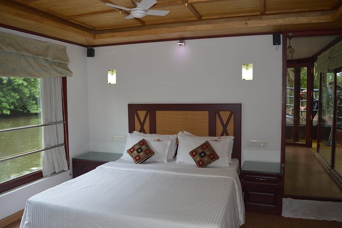 Private luxury Houseboat trip at Alleppy Backwaters. - Why a private Alleppey houseboat feels different from a day cruise