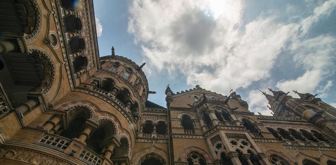 Private Mumbai 25 sights in one tour as recommended by Gigi Hadid - Colonial Mumbai by car: fountains, yacht club history, and a few celebrity-story photo stops
