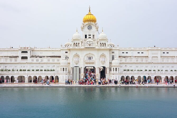 Private New Delhi & Old Delhi Half-day Tours - Stop 4: Gurudwara Bangla Sahib, calm contrast with langar