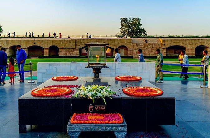 Private Old & New Delhi Sightseeing Day Tour - Qutub Minar: one of Delhi’s most dramatic scale statements