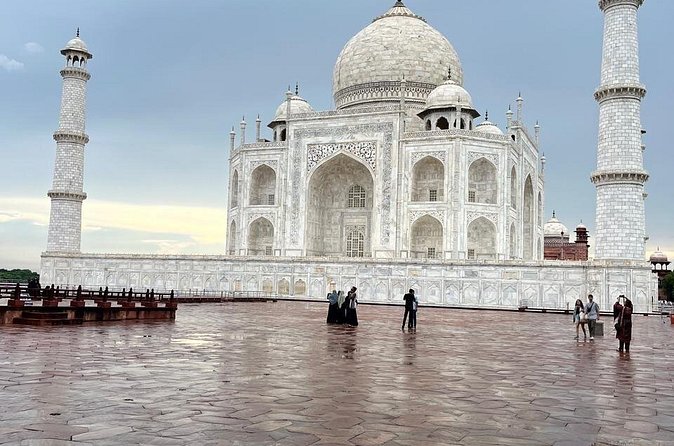 Private Taj Mahal and Agra Day Trip from Delhi by Car with Lunch - Agra Fort in One Hour: Focus on the Big Views