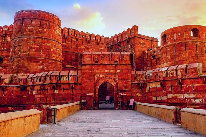 Private Taj Mahal Tour From Delhi - Agra Fort: more than red stone, it is the Mughal power view