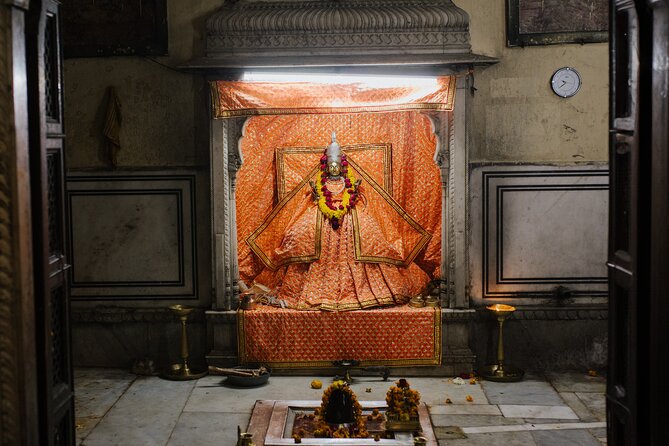 Private Temple Tour in Jaipur w/ Guide, Transportation & Sites - Tripolia Bazar finish: chai, flower market browsing, and spices