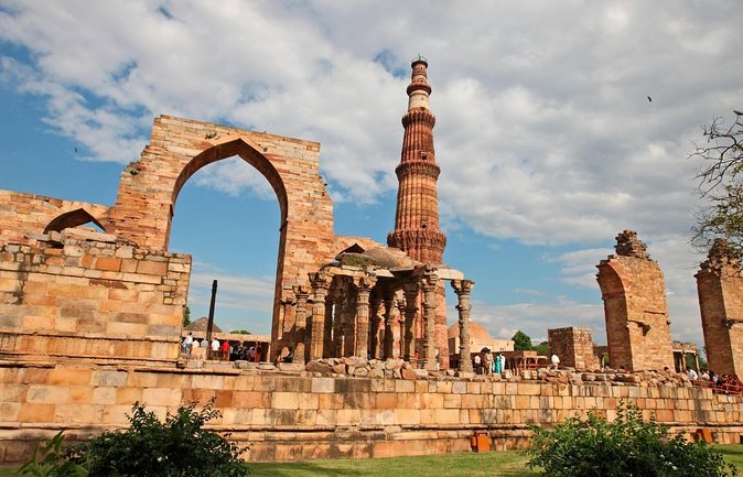 Private Tour in Mehrauli Archaeological Park & Qutub Minar - A 4:30 pm start that makes Qutub Minar feel special