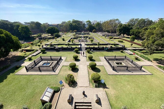 Pune Walking Tour with a Punekar - Shaniwar Wada to Ganpati: From Fort Energy to Temple Focus