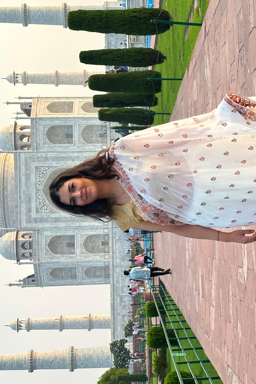 Rent a sari or kurta pajama for Taj Mahal visit & picture - The 4-hour plan in Agra, from pickup to return
